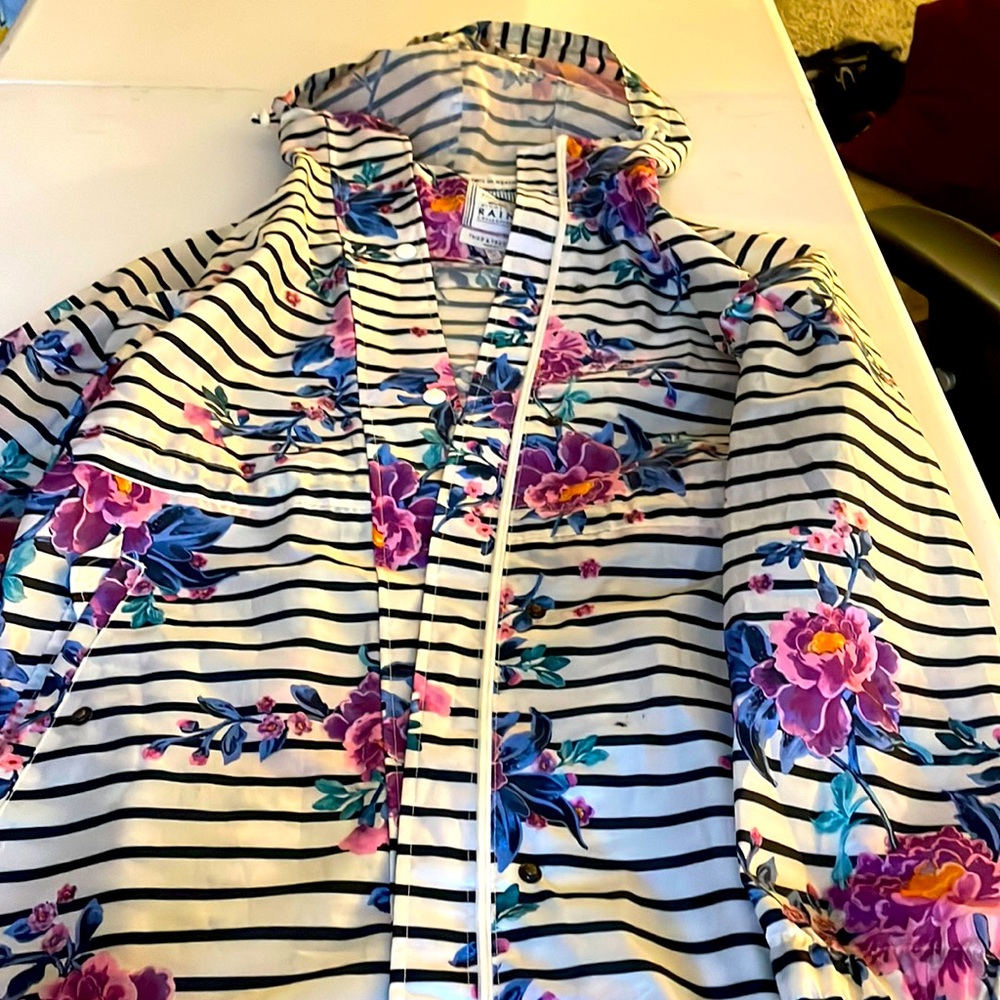 EUC Joules white floral Women’s rain jacket.